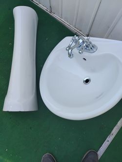 Pedestal Sink in Good condition