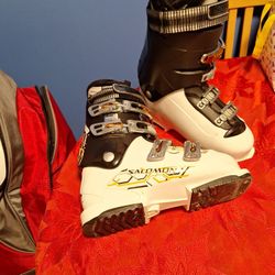 Like New Salomon Ski Boots Mondo 26.5. Us 9. 
