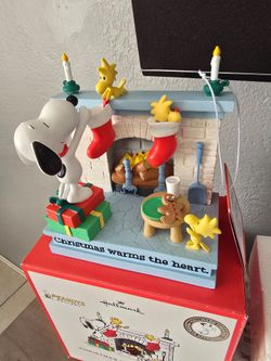 New Hallmark Peanuts Christmas Warms The Heart Figurine With Flickering Fireplace 🔥