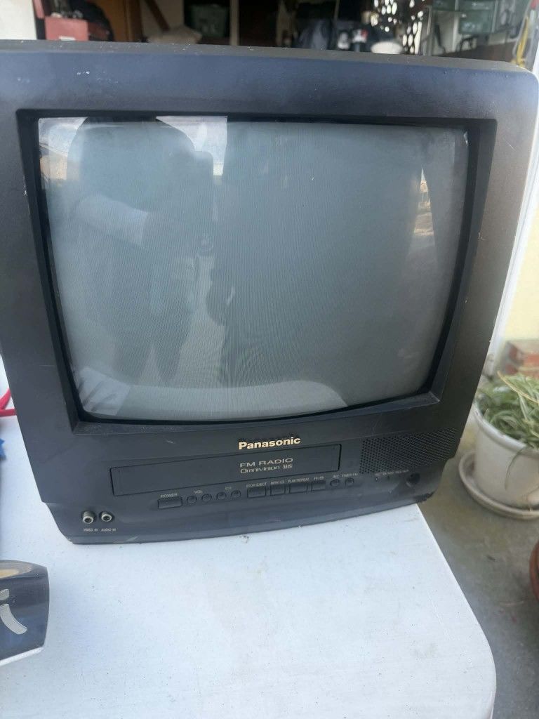 Panasonic 13" CRT TV VCR Combo Omnivision Retro Gaming FM Radio 4-Head PV-C1320