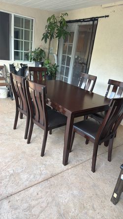 Dining table and 6 Chairs