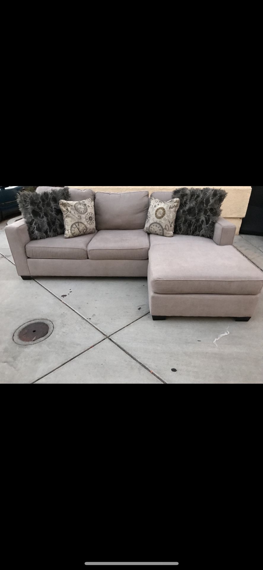 Beautiful Sectional in Excelent and Condition Clean pet free smoke free