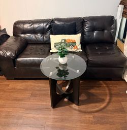 Se vende sofá 🛋️ y mesita de vidrio incluida el sofá es una parte eraun seccional está en perfecto estado