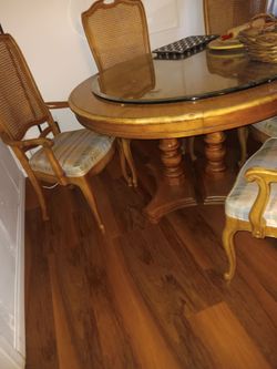 Oak Dinner Table with 6 chairs and 2 extra leafs