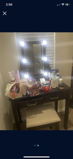 Selling Make Up Set Up Works Perfect