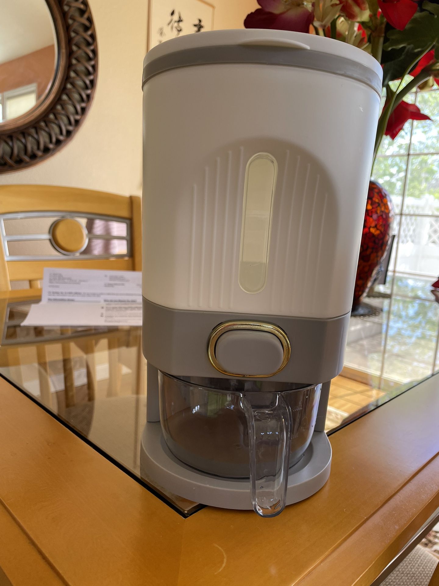 Rice Dispenser / Storage With Lid Measuring 