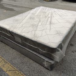 NEW MATTRESS QUEEN SIZE PLUSH WITH BOX SPRING 