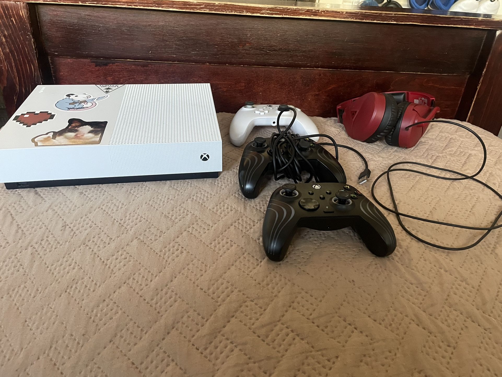 Xbox One digital Edition plus controllers