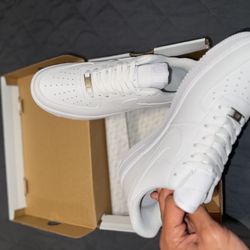 WHITE AIR FORCE ONES 
