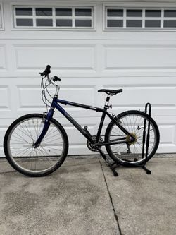 Specialized Hardrock Mountain Bike – Medium Frame (fits riders around 5’5”–5’10”)