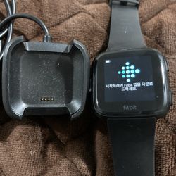 Fitbit Versa Smart Watch First Generation 