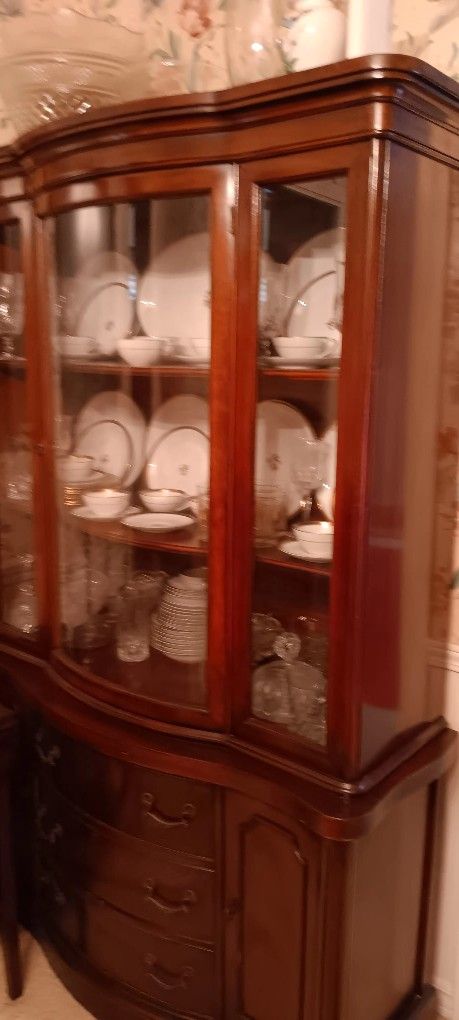 Duncan Phyfe mid Century china cabinet with china