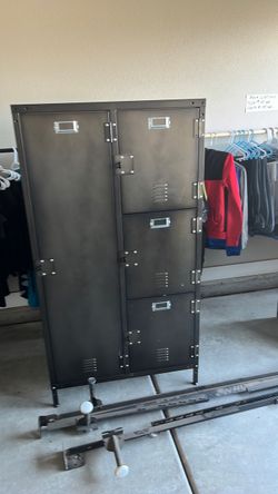 Metal locker with 3 compartments and one tall one. Perfect for a boySuper COOL