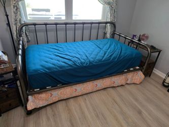 Daybed with trundle
