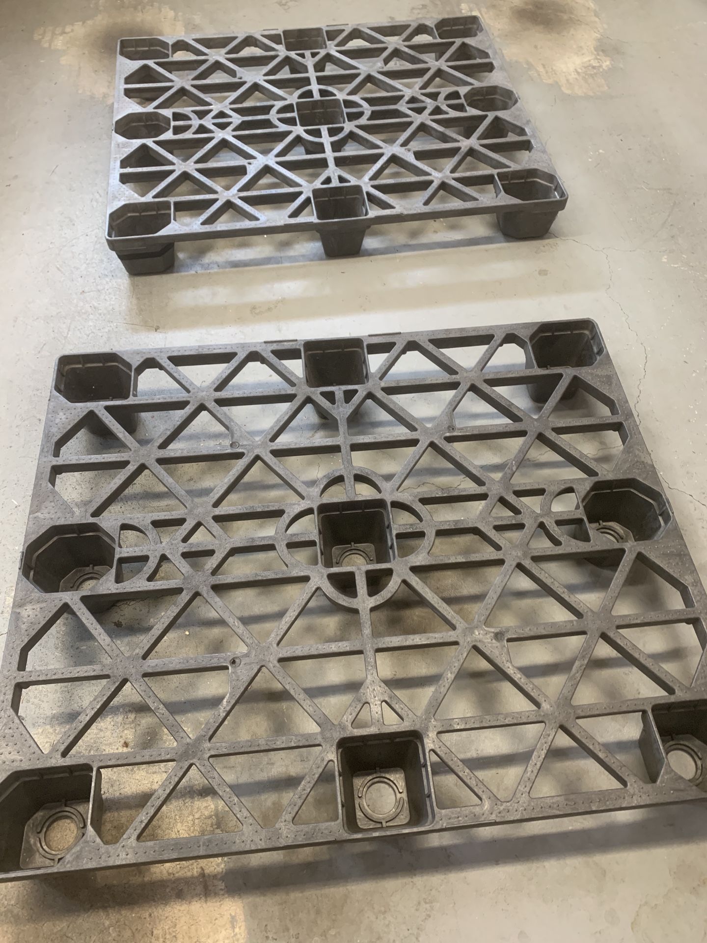 2 Plastic Pallet