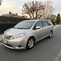 2015 Toyota Sienna Minivan CLEAN TITLE