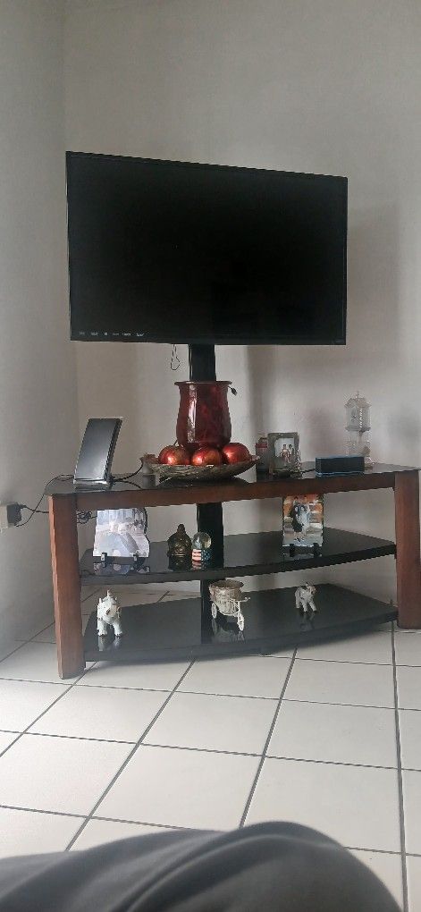 Televisor VICIO 41 Pulg,con mesita incluida