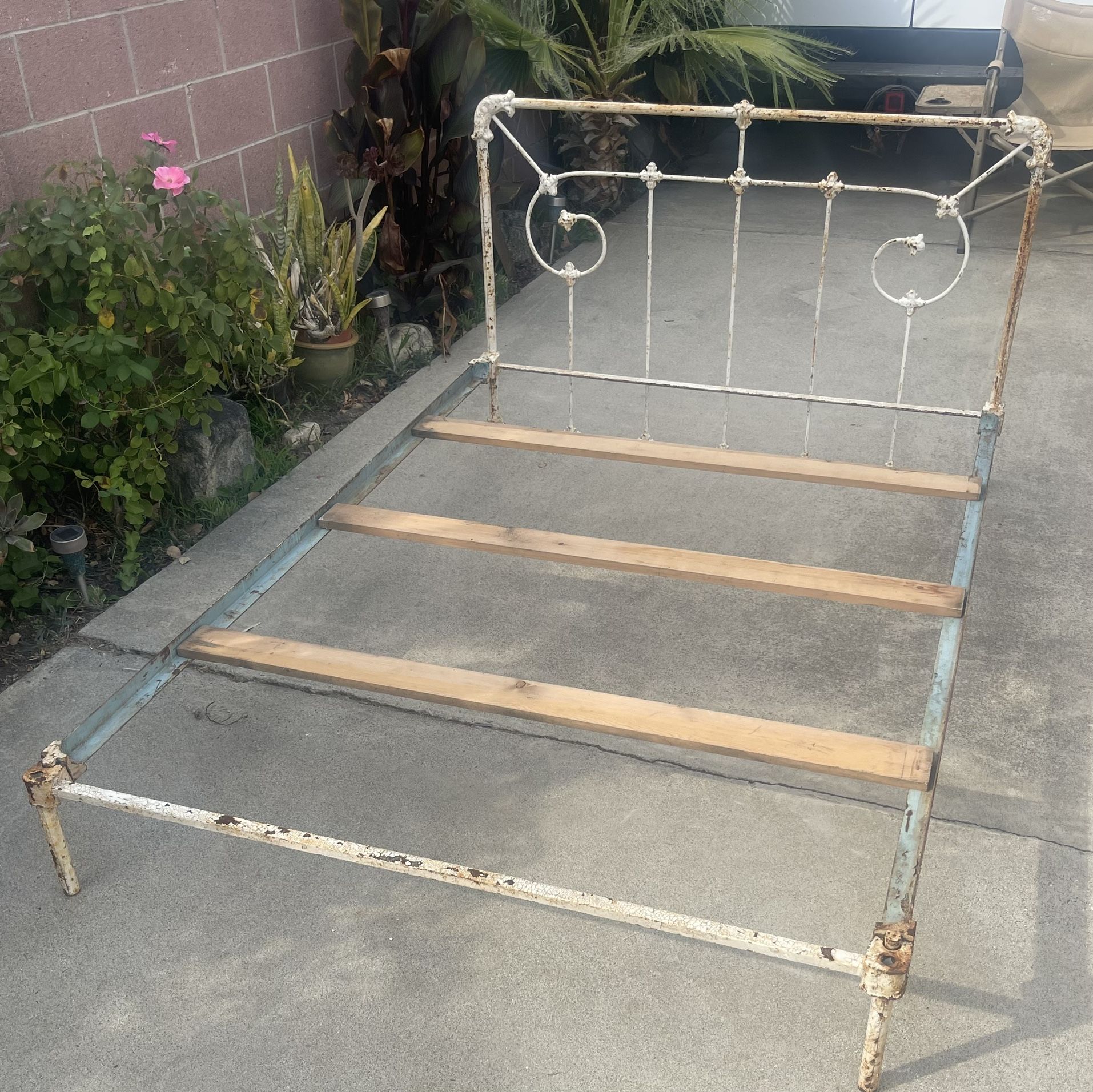 Antique Cast Iron Bed Frame (full/double) 