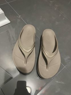 Oofos size 8