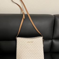 Michael Kors Jet Set Travel Women's Messenger Bag - Cream