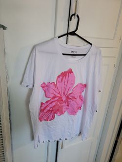Grommet trim flower graphic tee
