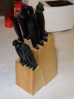 12   Knives Kitchen In Nice Wooden Counter Top Holder
