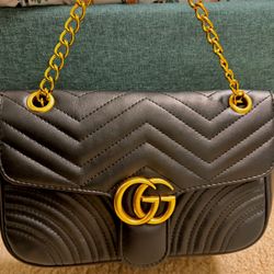 Black GG Marmont Medium Shoulder Bag