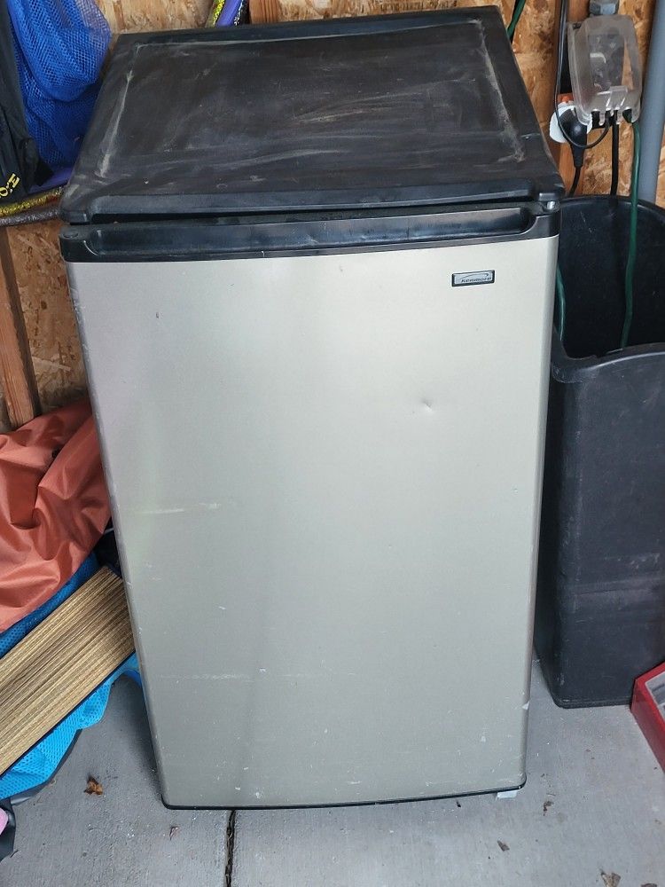 Small Kenmore Fridge With Freezer Area