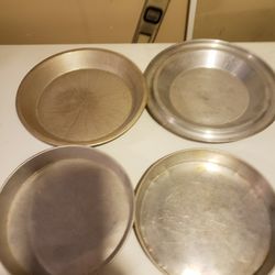 2 Cake Pans and 2 Pie Pans