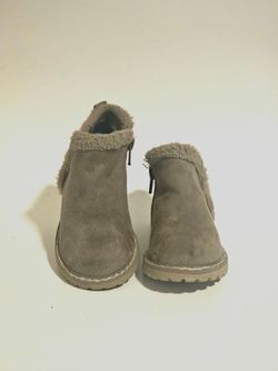 Kids Gray suede ankle boots with faux fur lining #winterboots #cozy