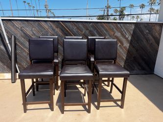Dining table with 6 chairs in excellent condition