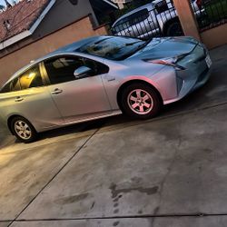 Toyota  Prius  V   2018