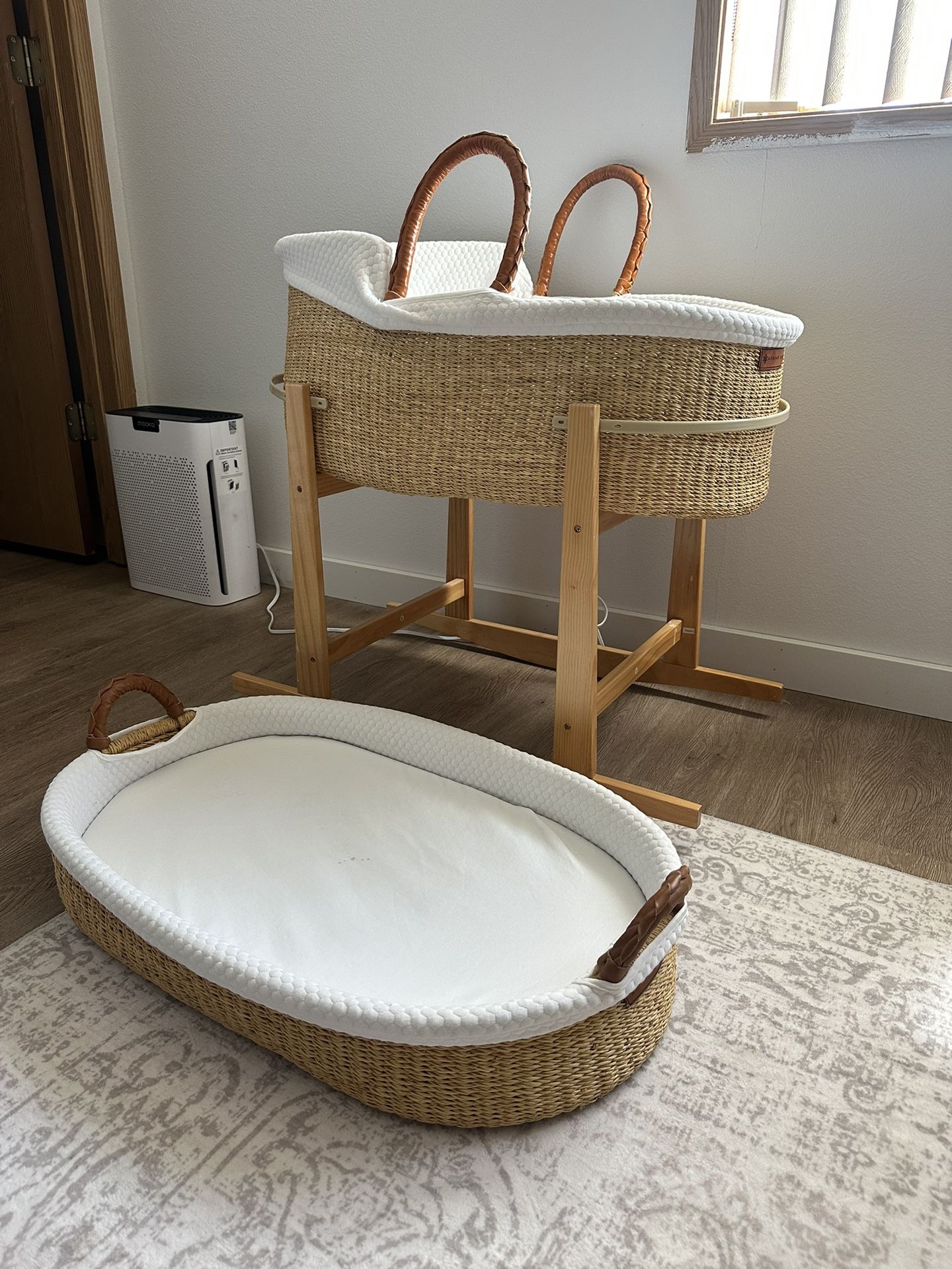Design Dua Set : Bassinet , Rocking Stand And Changing Basket