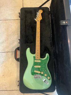 Fender MIM Stratocaster w/ Fender Molded Hardshell Case