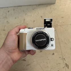 Olympus White and Black Cameras-and-accessories（L4747）