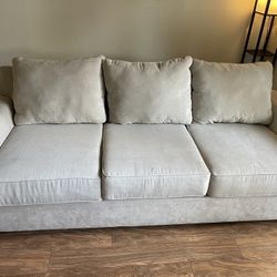 Couch Set No Stains ! Looks Like New 
