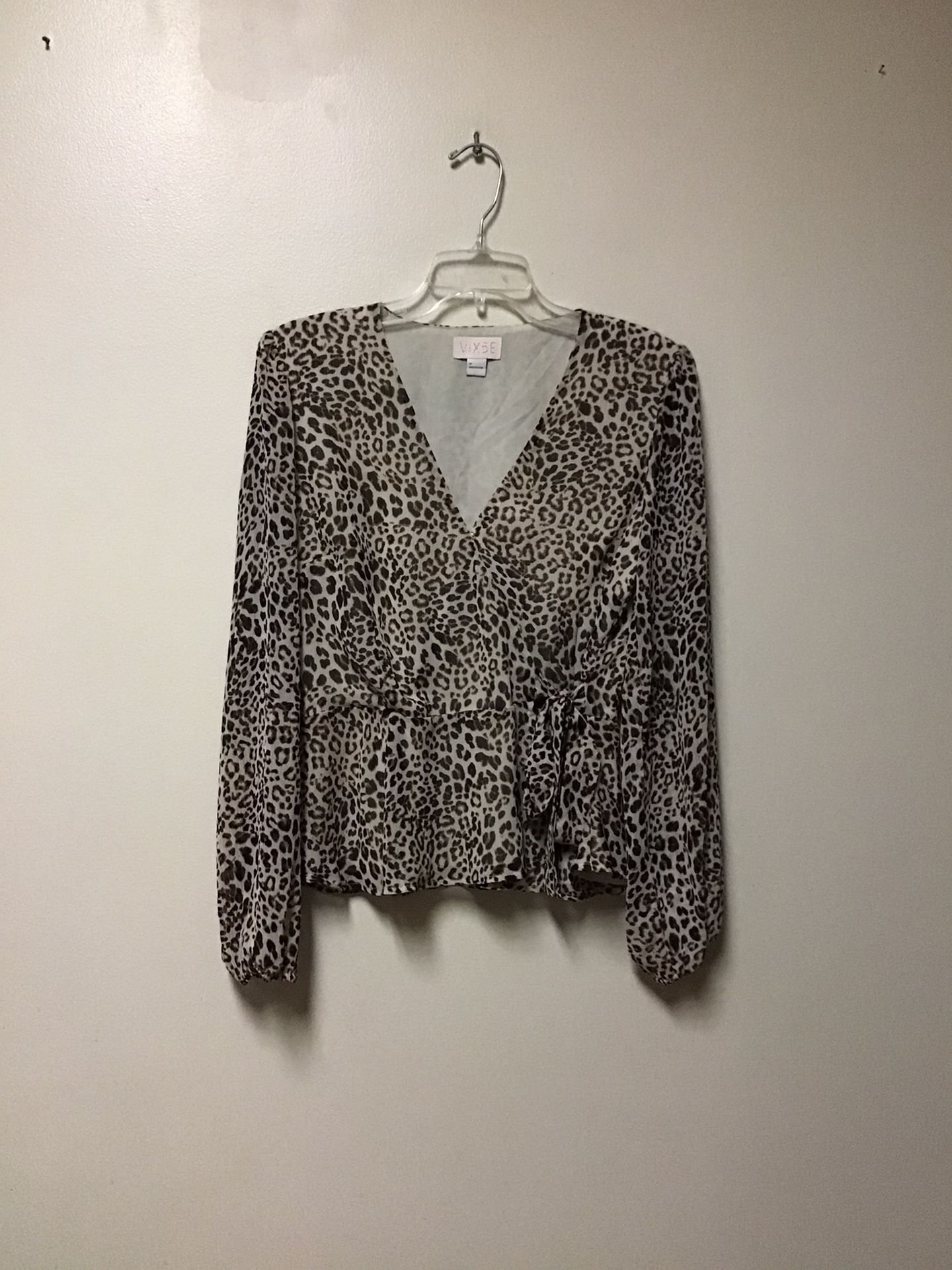 Women’s VIXBE 100% Polyester Longsleeve Crossover Tie Waist 1 Snap Closure Blouse… Size Medium