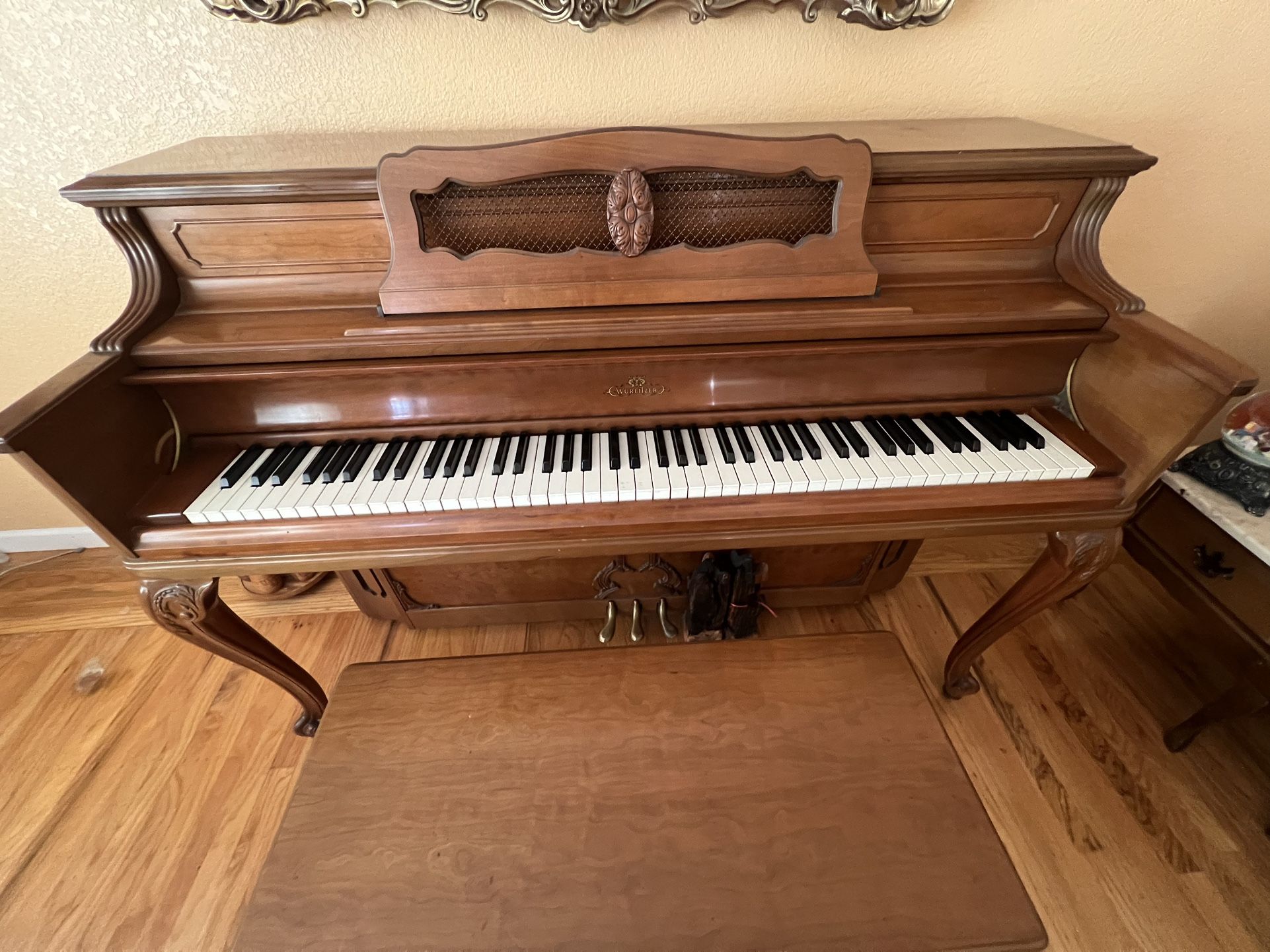 Beautiful Vintage Wurlitzer Piano