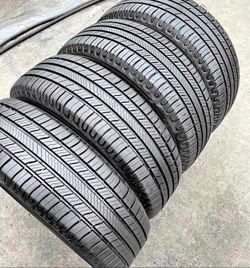 225/65/17 Michelin 📍📍 Vendo un set de llantas con 80% de vida las 4 📍🌟
