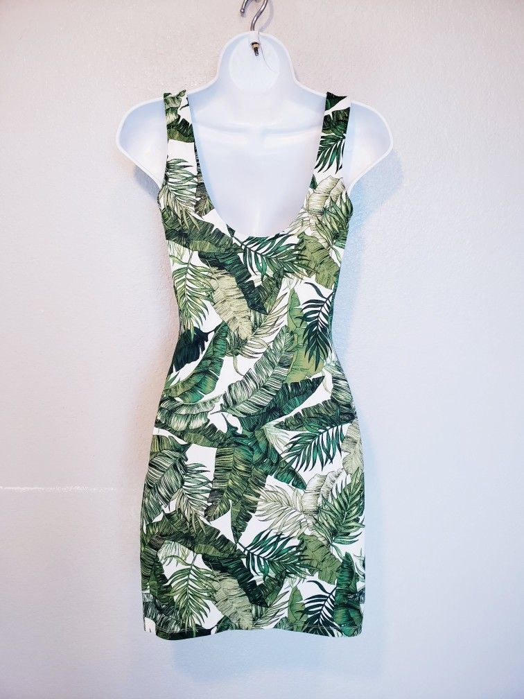 H&M DIVIDED Green Tropical Leaf Bodycon Sleeveless Dress Size 6 for Sale in  North Las Vegas, NV - OfferUp