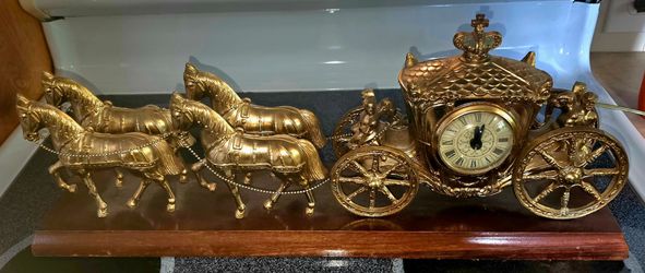 United Electric Mantel Clock Horse and Carriage Coach Metal Spelter Vintage