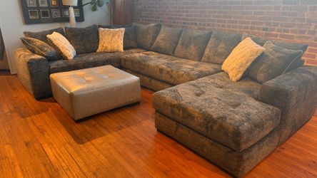 New 4 pc sectional sofa ,ottoman , pillows by Albany furniture