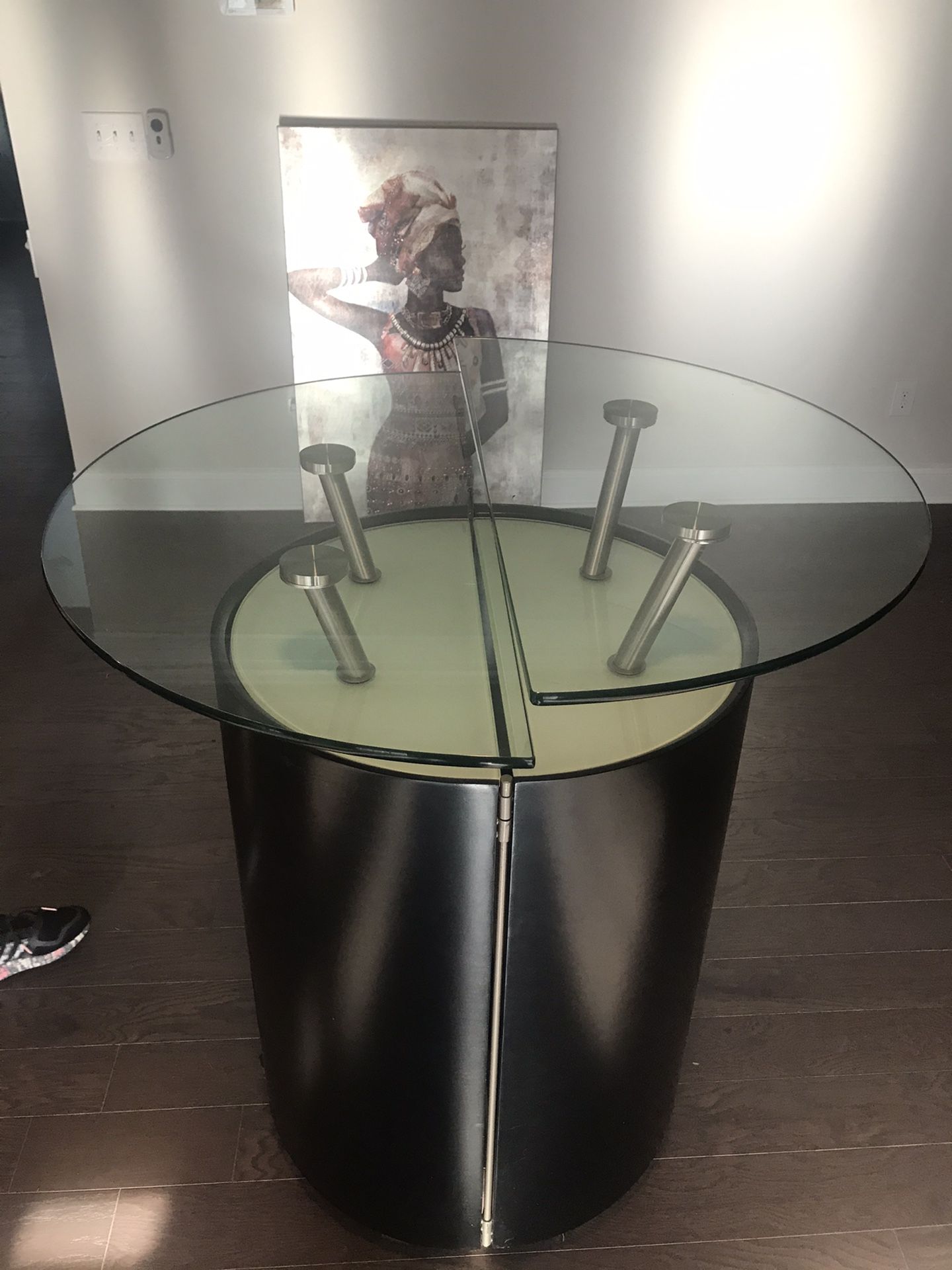 Bar with glass top and shelves