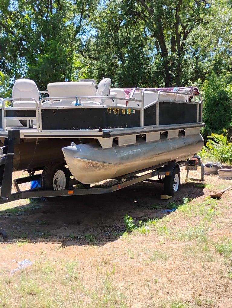 1998 Party/Fishing/Skiing Pontoon