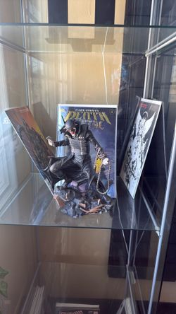 Batman Who Laughs Figure With Death Metal Comics