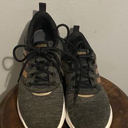 Adidas Cloud foam Sz 7