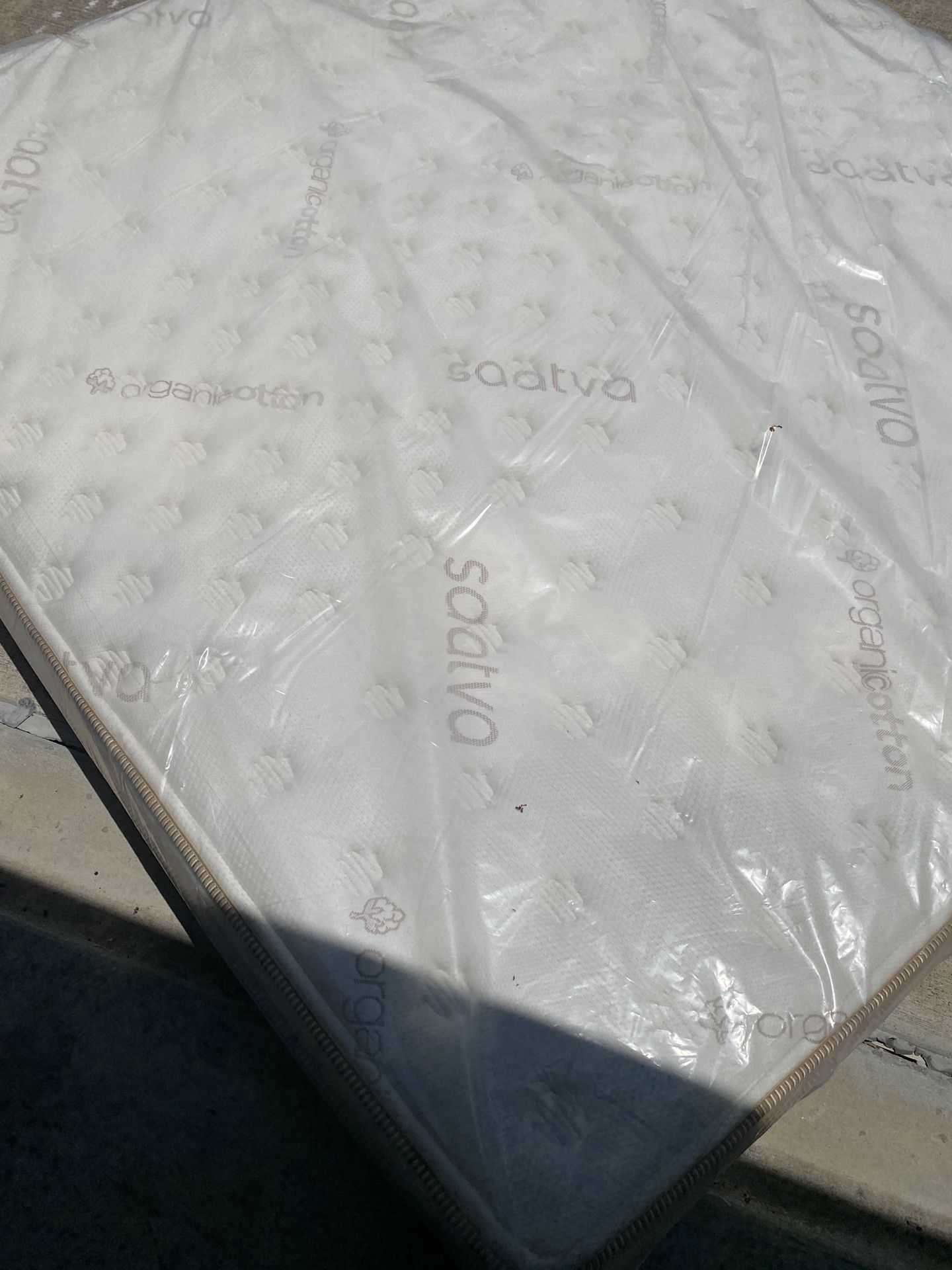 Overstock Display King Pillowtop Elite Medium for Sale in San Antonio