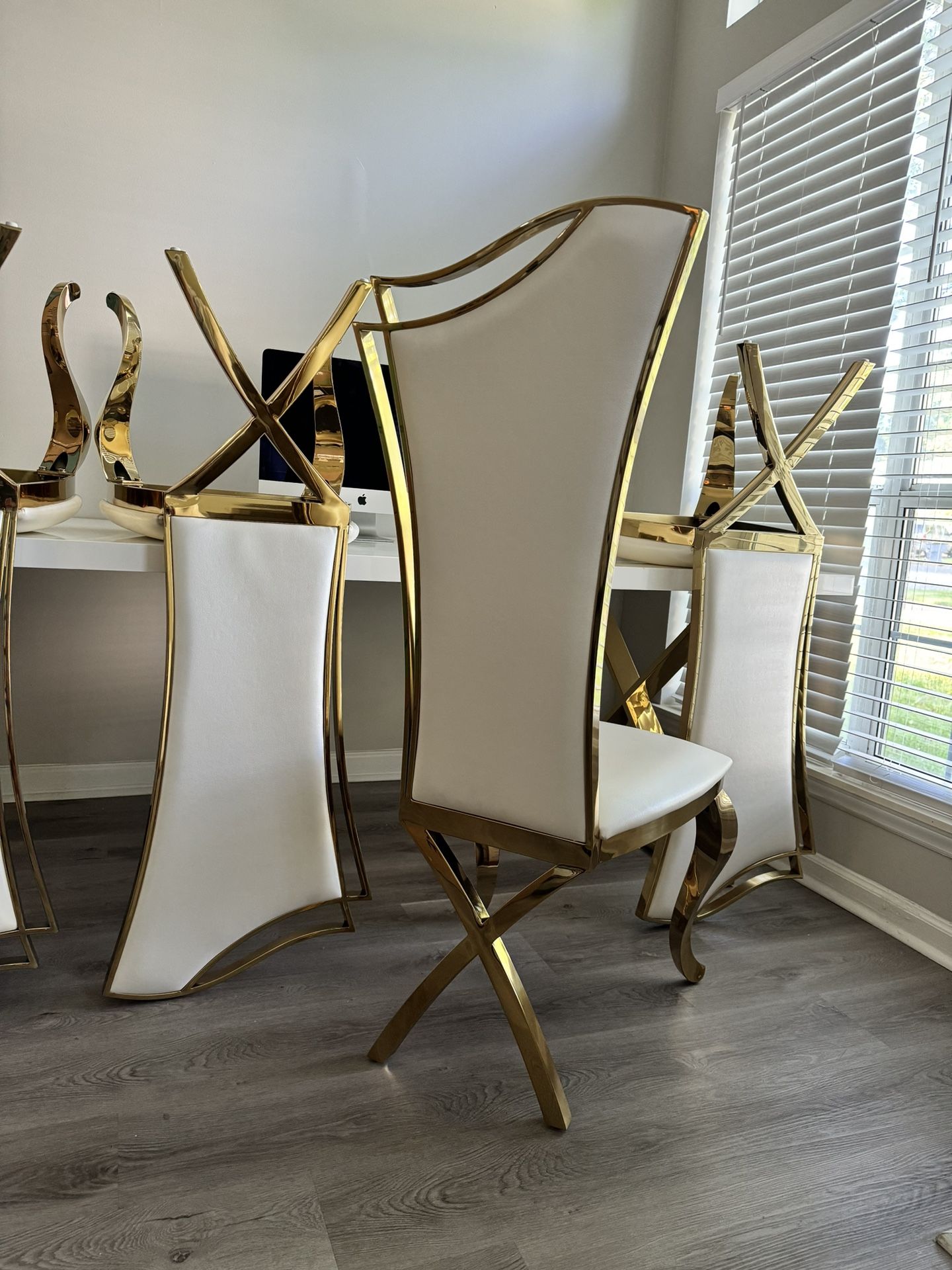 DINNING TABLE & CHAIRS