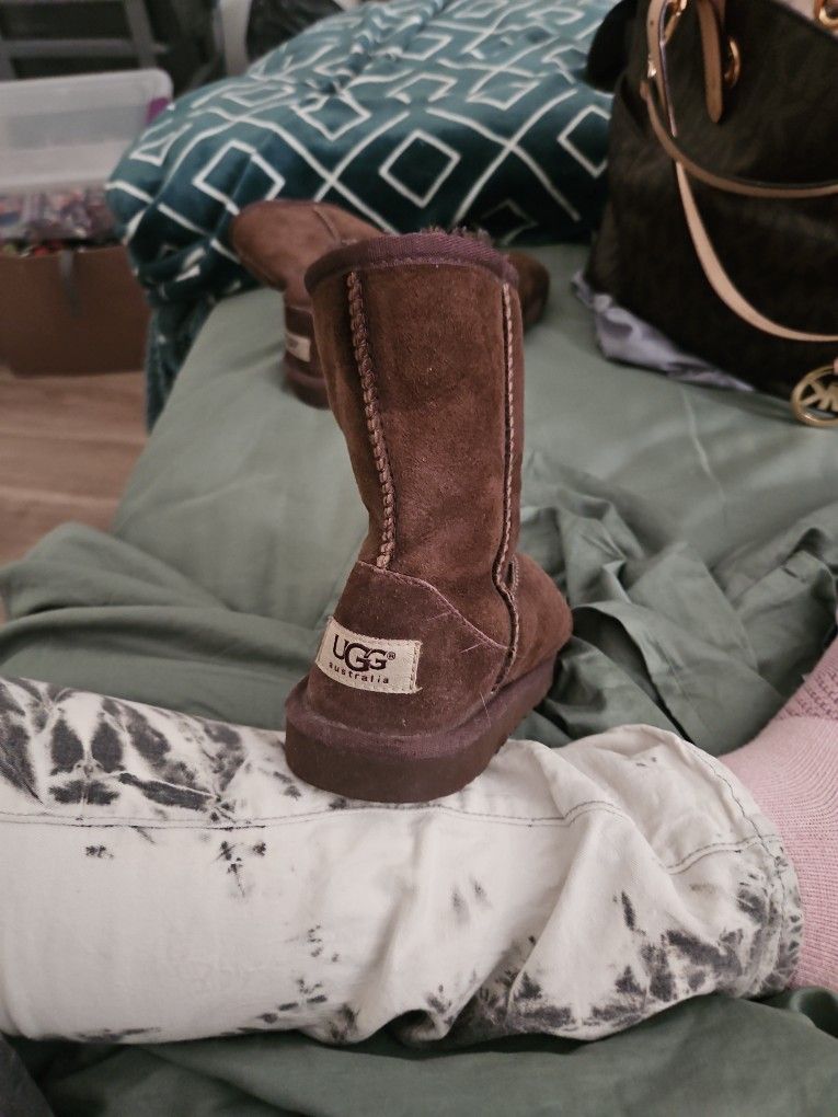 BIG Kids BROWN UGG BOOTS SIZE 2