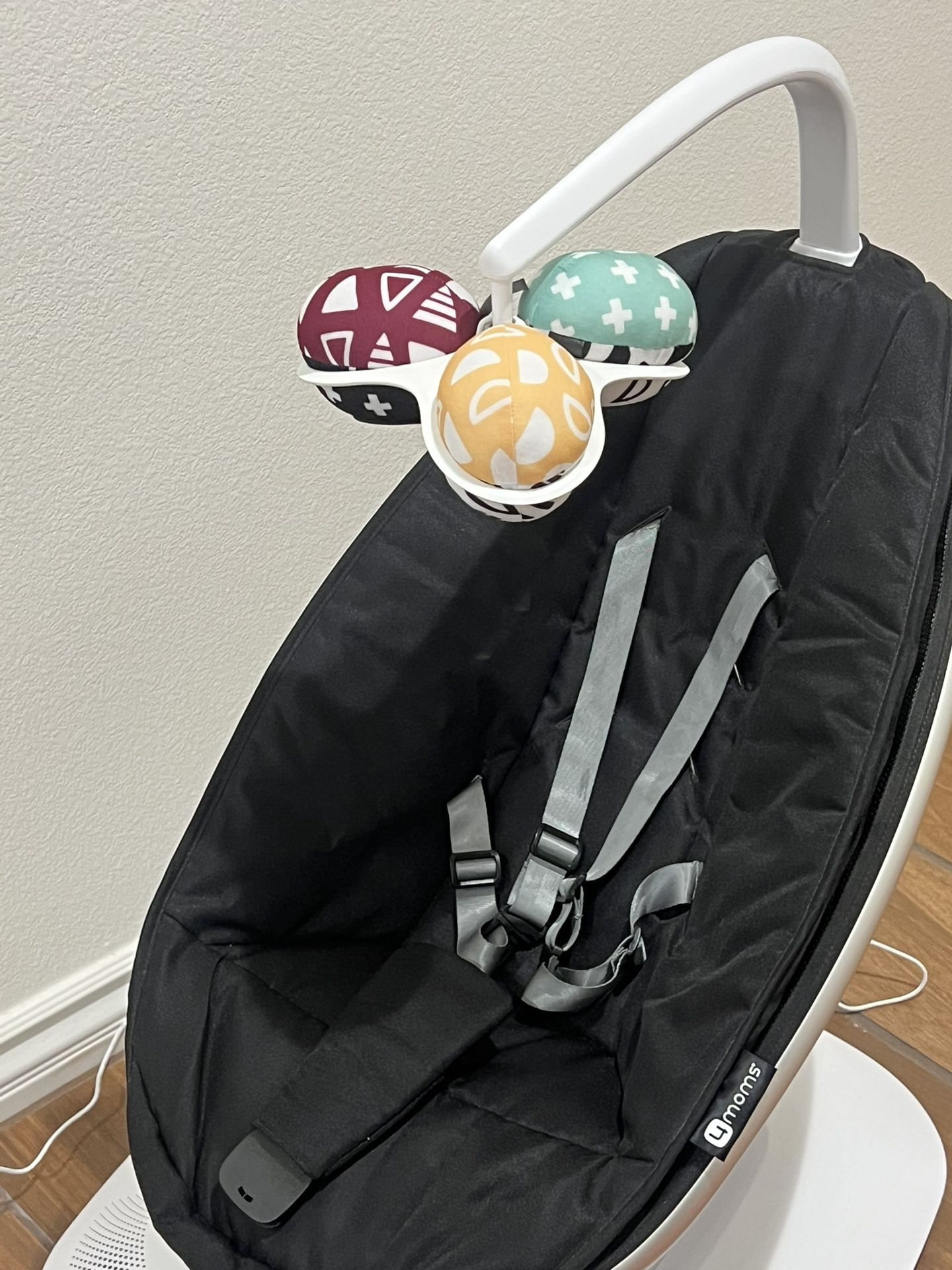 4moms mamaroo baby swing, like new